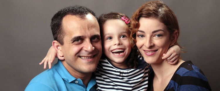 À esquerda está o analista de sistemas Carlos Pereira, abraçado com a filha pequena Clara no meio, e a esposa Aline Costa Pereira, à direita