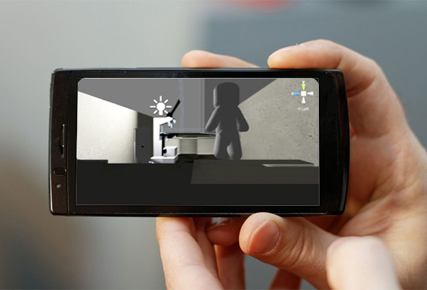Mãos em close seguram um aparelho celular que exibe a tela do jogo.