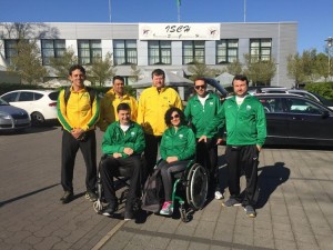 Atletas brasileiros da seleção paralímpica de tiro esportivo posam em frente a ginásio na Alemanha