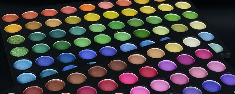 Paleta de maquiagem com sombras de diversas cores
