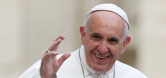 Em close, Papa Francisco sorri e acena.
