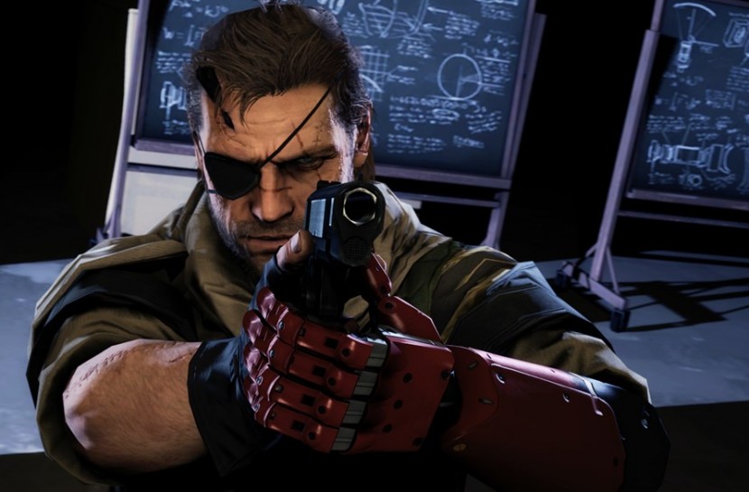 Personagem de videogames, Snake está apontando uma arma para a câmera. Ele tem um tapa olhos e uma prótese de braço.