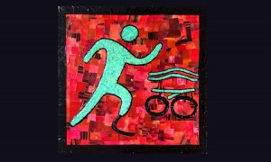 Imagem de uma obra tátil, com fundo vermelho. Um boneco na cor verde água, sem uma das pernas, corre, e representa a modalidade triatlo, com ícones de uma bicicleta e ondas do mar