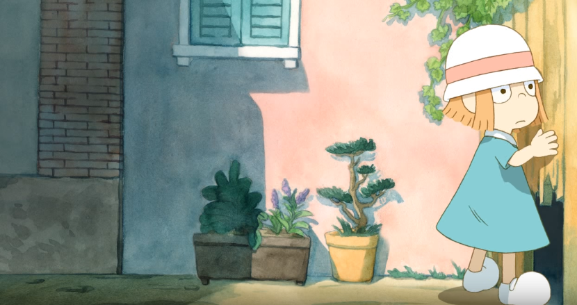 Ilustração lúdica de uma menina de aproximadamente seis anos. Ela é branca, com cabelo ruivo e usa chapéu redondo, branco com uma faixa rosa, e um vestido azul. Ela está em uma rua, com vasos de plantas, e tateia um muro de madeira com um buraco.