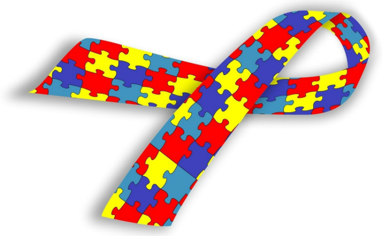 Símbolo mundial da conscientização do transtorno do espectro autista com um laço formado por um quebra-cabeça, de peças coloridas