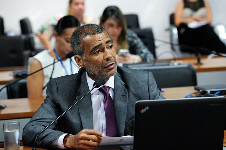 Foto do Senador Romário durante comissão