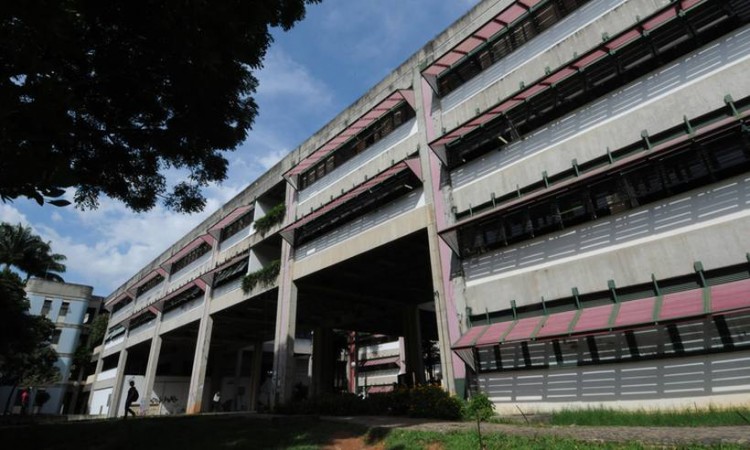Foto da fachada de um dos prédios da Universidade Federal de Minas Gerais