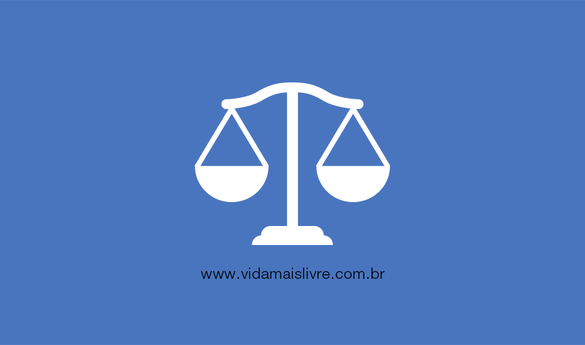 Em fundo azul, ícone em branco representando a balança da justiça