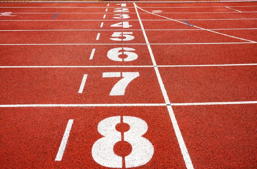 Foto de uma pista de corrida. No centro da imagem, há números escritos no chão em ordem decrescente.