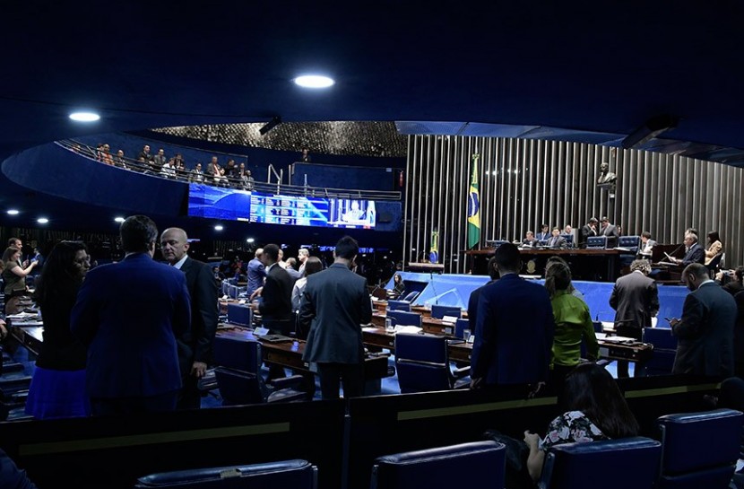 Foto do interior do salão do Plenário do Senado Federal, em Brasília.