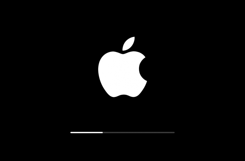 Tela preta com o logotipo da Apple, uma maçã mordida, em branco. Há uma barra de carregamento, indicando atualização