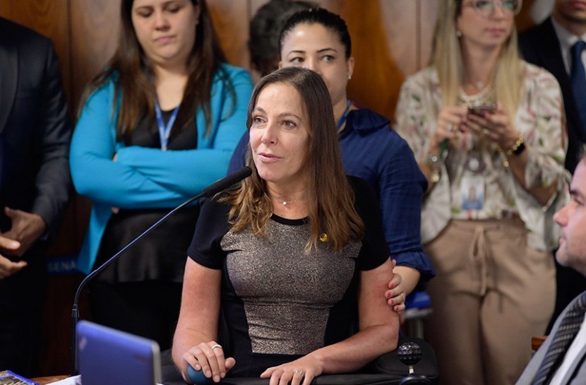 Foto da senadora Mara Gabrilli à frente de um microfone durante sessão no Senado