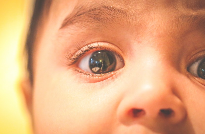 Foto em close dos olhos de um bebê.