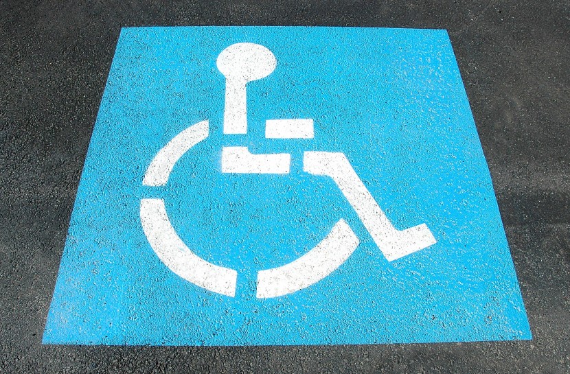 Foto do símbolo de pessoa com deficiência física pintado no chão