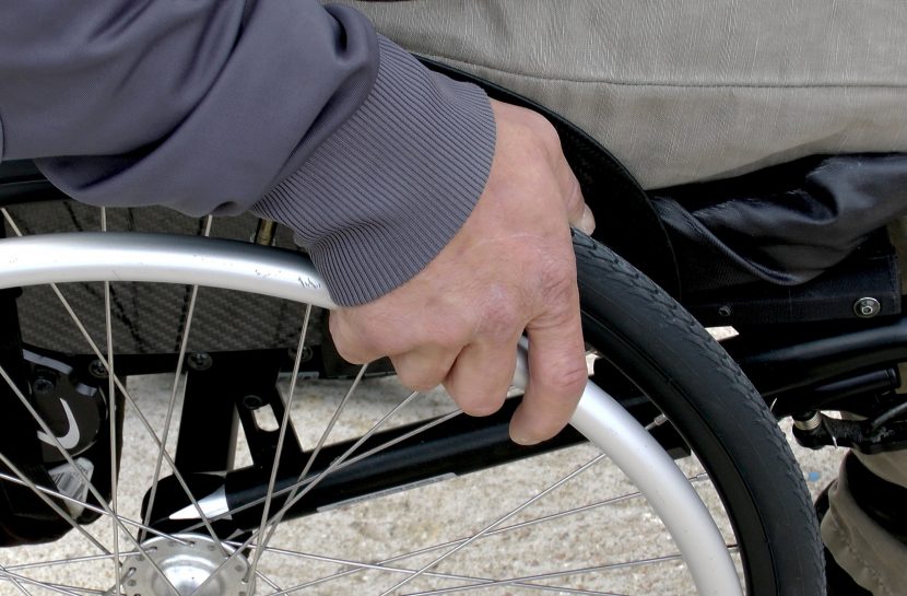 Foto em close de uma cadeira de rodas