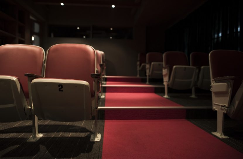 Foto de uma sala de cinema com poltronas vazias