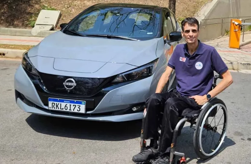 Alessandro Fernandes ao lado do seu Nissan Leaf